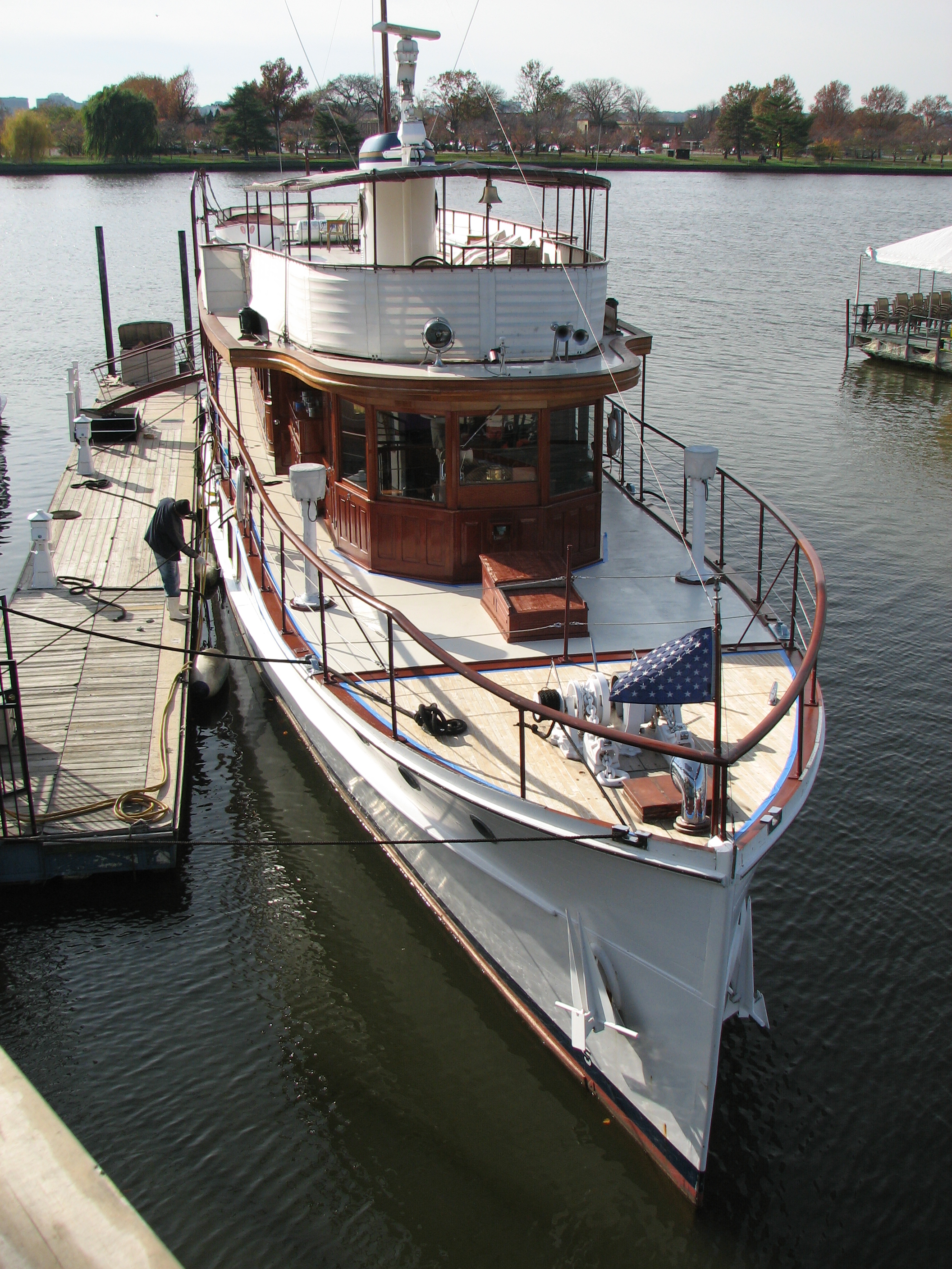 USS_Sequoia_in_Washington_marina